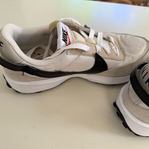 WOMEN'S NIKE WAFFLE DEBUT SNEAKERS size 8